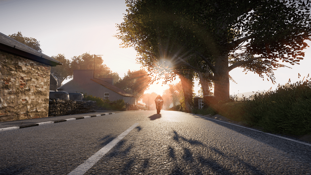 TT Isle of Man - Ride on the Edge 2 : image tirée du jeu d'une moto en action, soleil couchant dans le dos