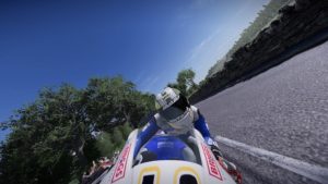 Un pilote de face sur sa moto