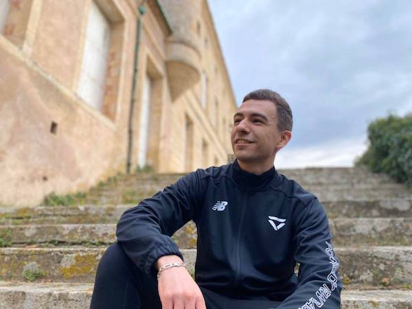 Fortnite : Rayan Derrouiche assis dans un escalier