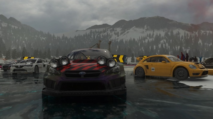 Quatre voitures sur un circuit ovale de glace