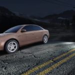Need For Speed : Deux véhicules arrêtés sur une route de nuit