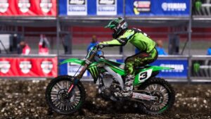 Romain Febvre en pleine ligne droite sur l'arrière de sa machine