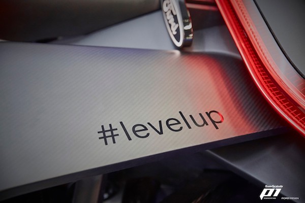 Ford : L'inscription #levelup sur la voiture