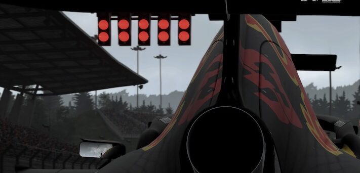 La Red Bull de Max Verstappen vue de derrière au départ d'une course