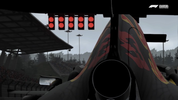 La Red Bull de Max Verstappen vue de derrière au départ d'une course