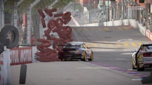 Une Porsche explosant une pile de pneus dans GRID Legends