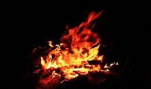Vidéo. Incroyable : un homme sort des flammes d’un incendie, sa pelleteuse engloutie par le feu