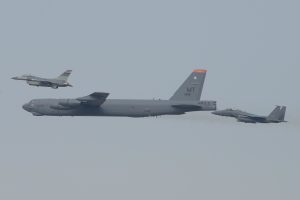 Vidéo. Des SU-27 russes interceptent un B-52, les américains répliquent