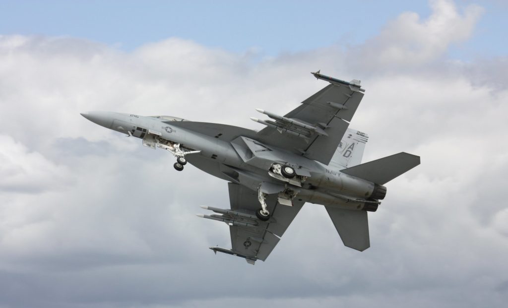 VIDEO. Impressionnant : un avion de chasse F-18 s'écrase lors d'une  démonstration sur la base aérienne de Saragosse 