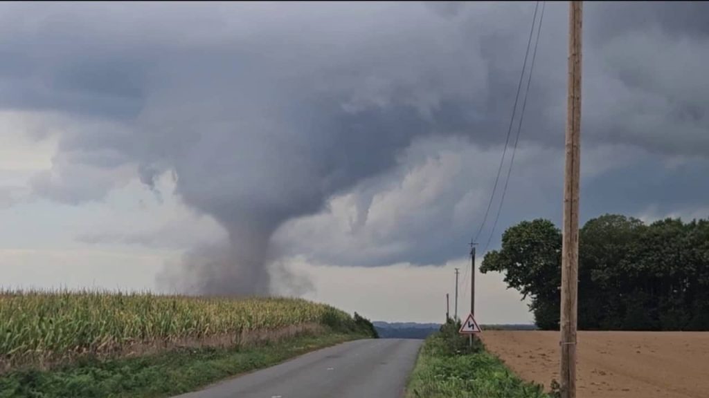 vidéo-tornade-en-mayenne-ernée