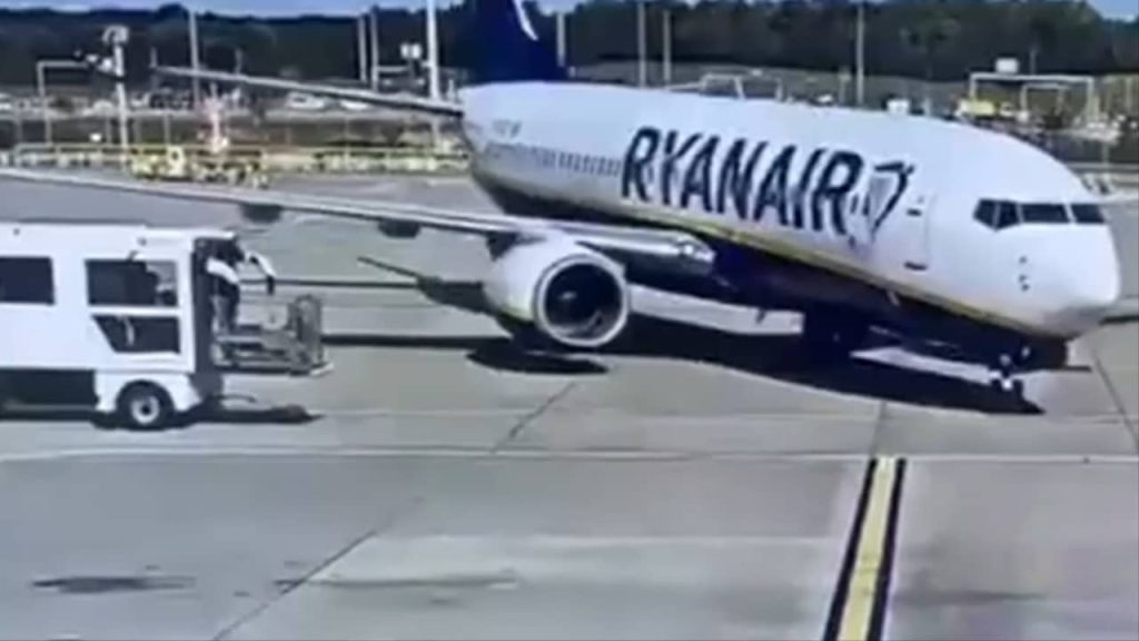 vidéo-crash-avion-ryanair-camion-apt-londres-stansted (1)