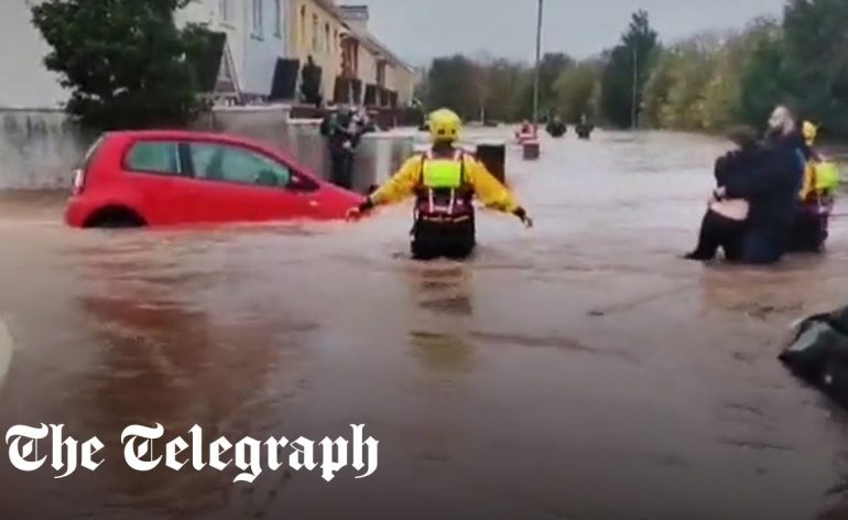 vidéo-voiture-emportée-par-les-eaux-cork-irlande