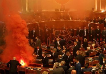 vidéo-feu-au-parlement-albanais (1)
