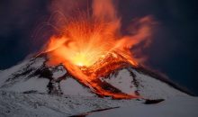 Vidéo. Éruption spectaculaire : le mont Etna projette de la lave sur ses montagnes enneigées !