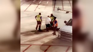 Vidéo. Grosse frayeur à l’aéroport : un homme saute d’un avion !