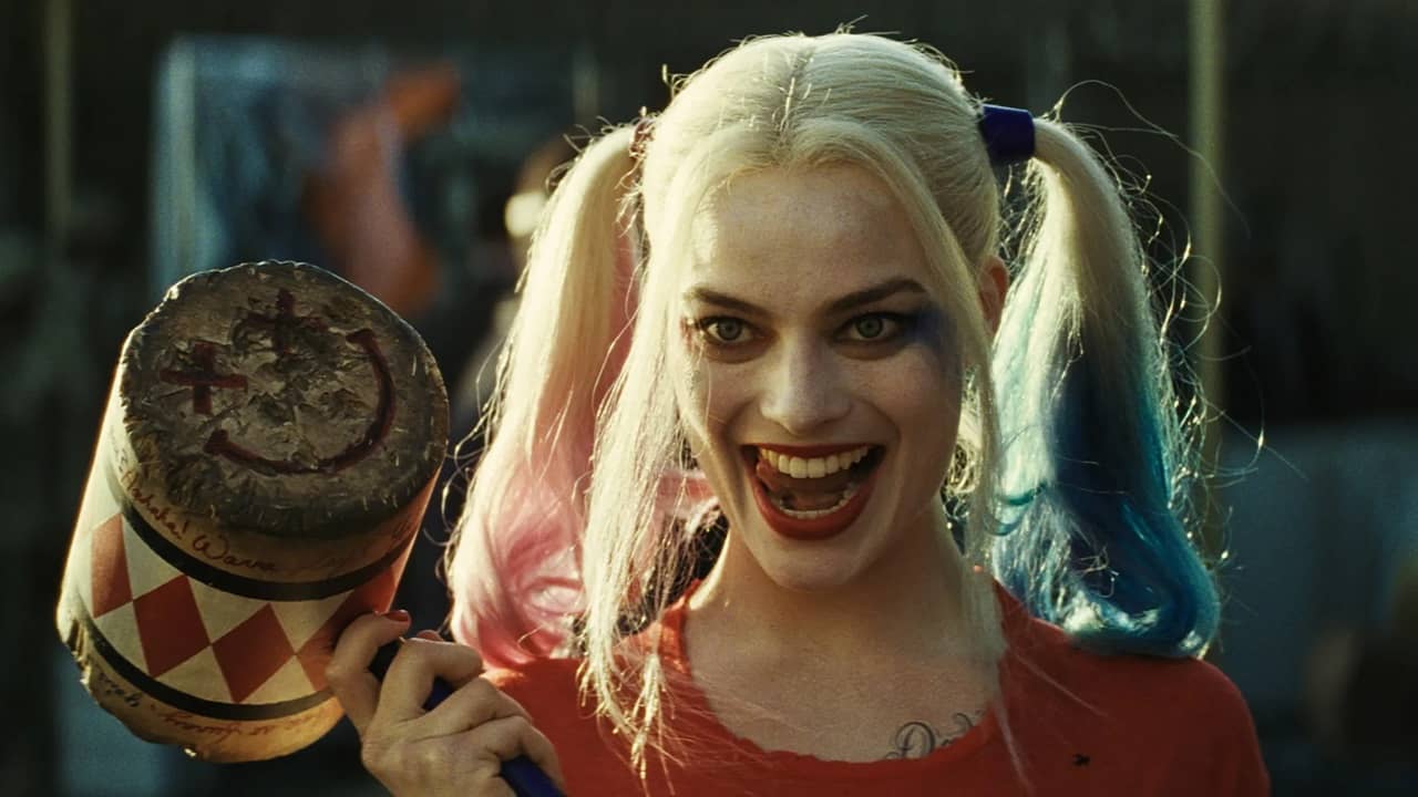 margot-robbie-harley-quinn-hammer (1)