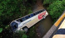 Vidéo. Accident meurtrier en Honduras : un camion pousse un bus dans un ravin !