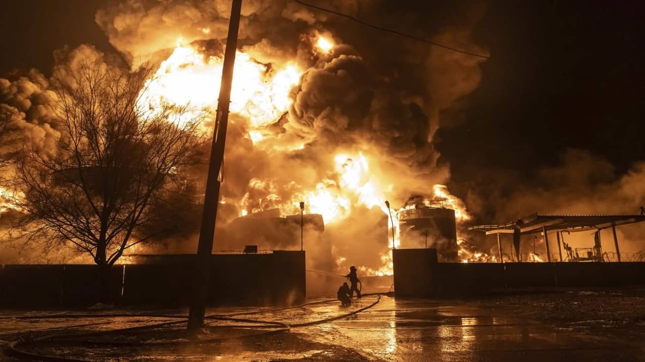 Vidéo. Kharkiv : femme et enfant évacués d’un énorme incendie après une attaque de drone !