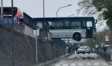 Vidéo. Scène incroyable à Meaux : un autocar suspendu à 3 m du sol !