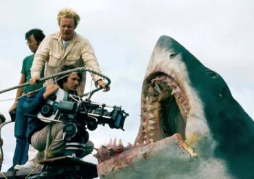 Top réalisateur -Steven-Spielberg-Michael-Chapman-filming-shark-jaws-movie (1)