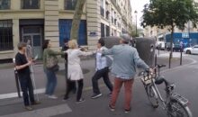 Vidéo : il manque d’écraser un mal-voyant puis l’agresse physiquement