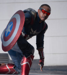 Le nouveau Captain America et sa tenue tech du Wakanda de sortie !