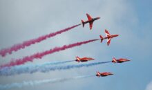 Vidéo. Caméra embarquée : Les avions des Red Arrows font un show inoubliable aux chutes du Niagara !