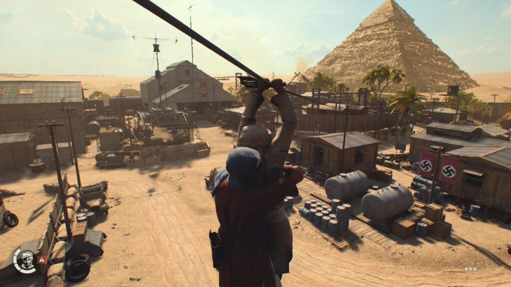 Indiana Jones et Gina glissent le long d'un câble devant la pyramide de Gizeh