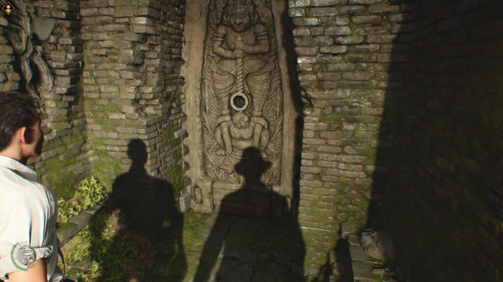 Indiana Jones et Gina faces à une porte dans un temple