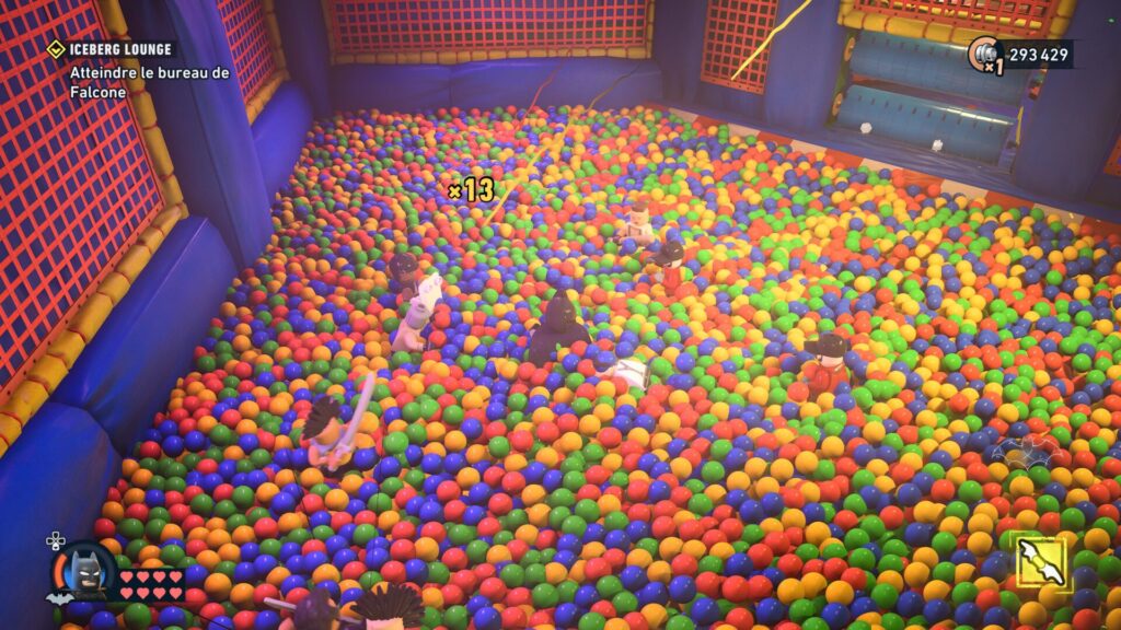 Batman combat des ennemis dans une piscine à boules dans LEGO Batman