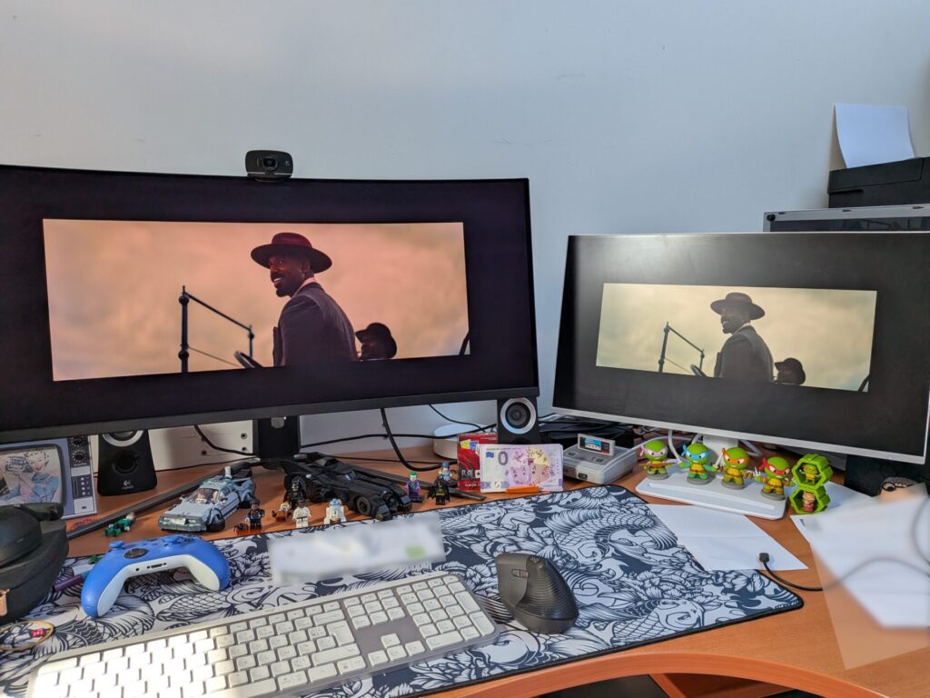 Le même film affiché sur le MSI MPG 341CQPX QD OLED 34 et sur un écran Full HD classique
